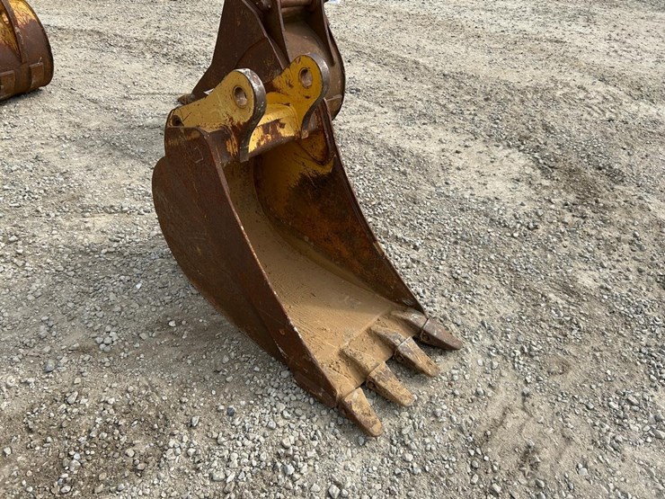 john-deere-18"-excavator-bucket-image-1