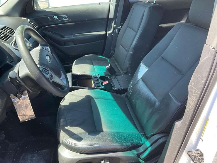 2015-ford-explorer-image-22