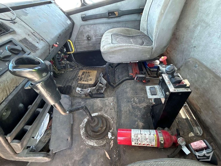 2001-freightliner-fl112-image-18