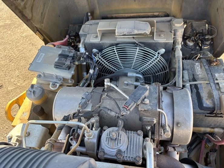 2018-caterpillar-cb24b-image-32