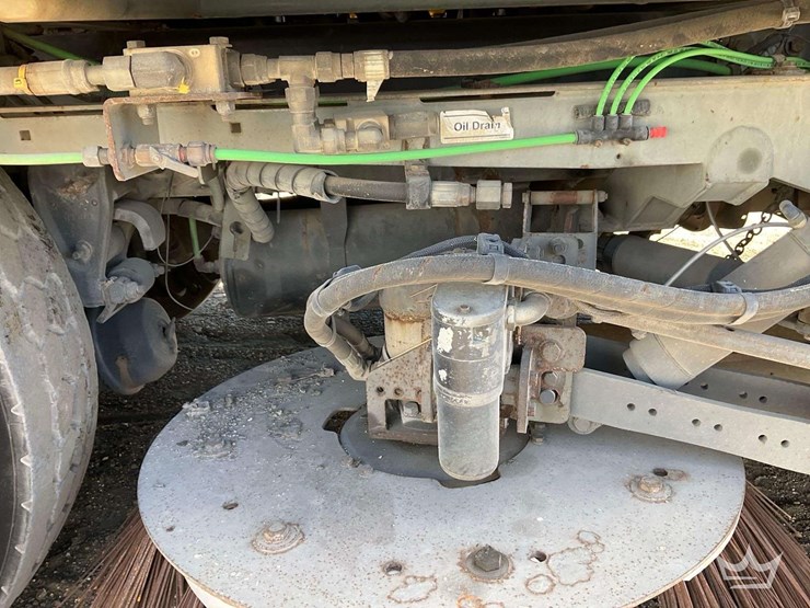 2018-freightliner-m2-106-image-30