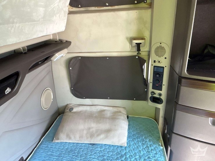 2016-volvo-vnl-t/a-sleeper-cab-truck-tractor-image-38