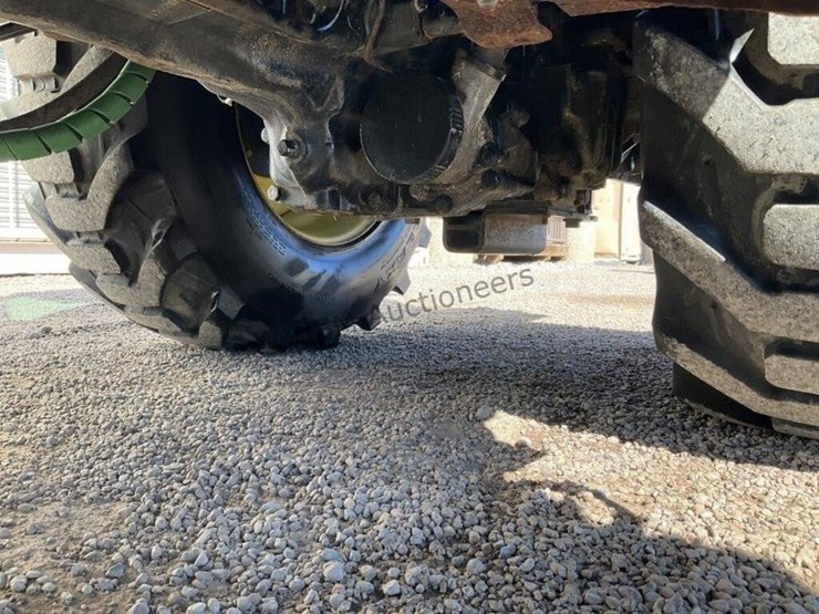 john-deere-3320-image-23