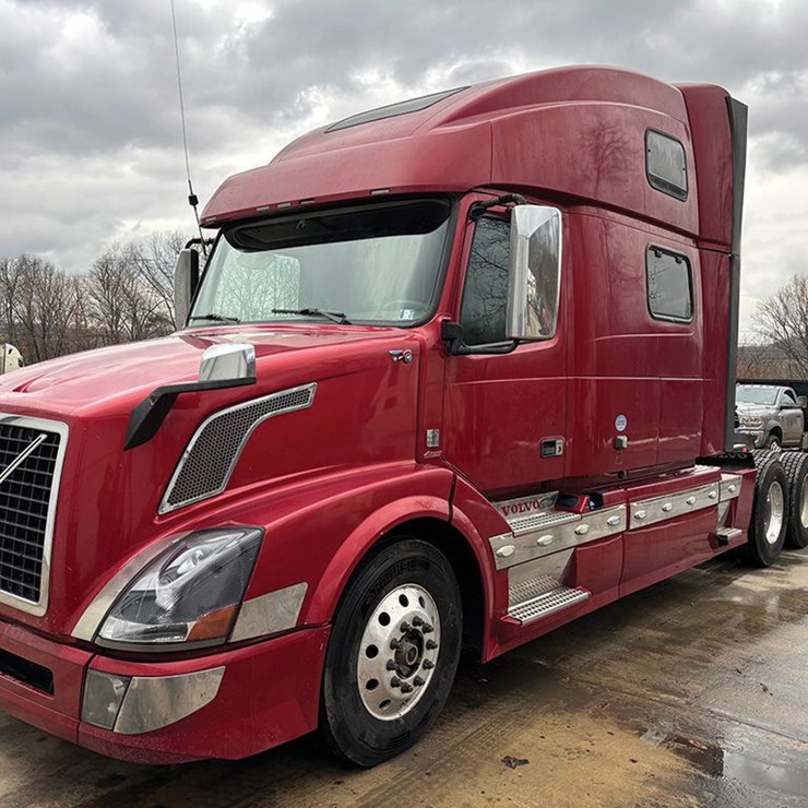 2016 VOLVO VNL780
