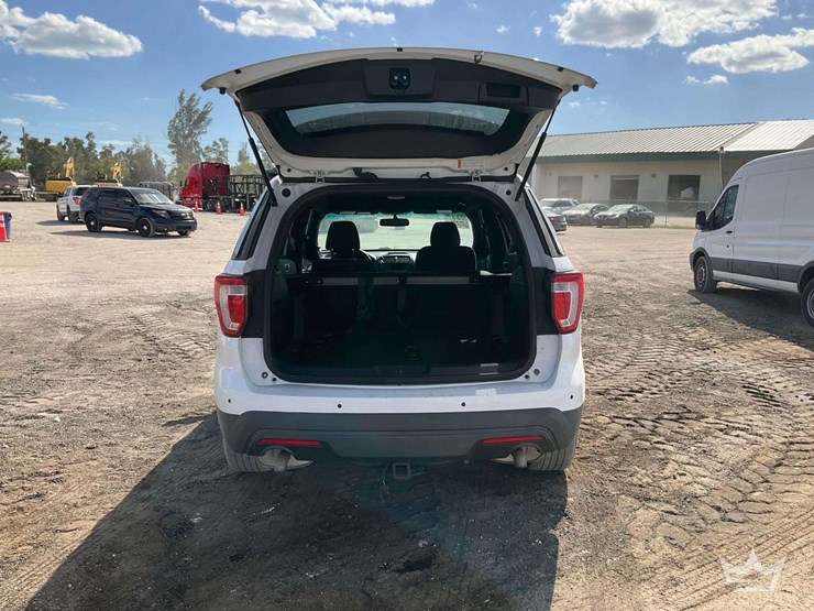 2016-ford-explorer-image-30