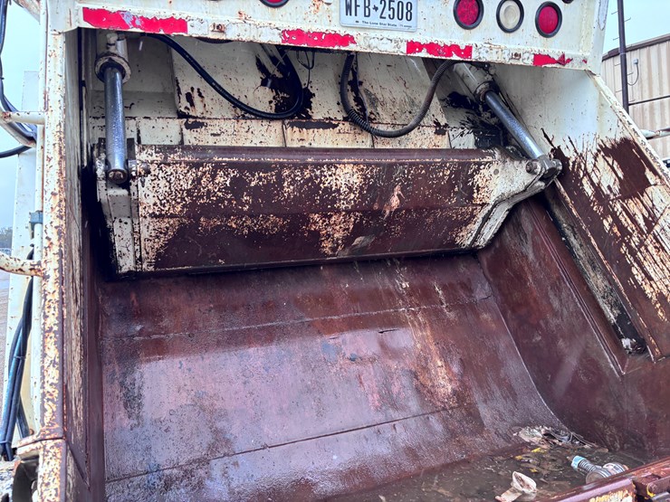 2009-sterling-l7500-image-6