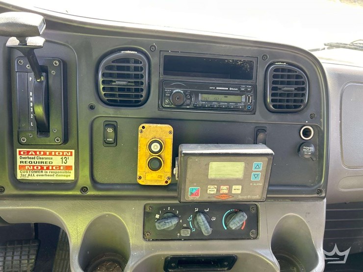 2017-freightliner-m2-106-image-16