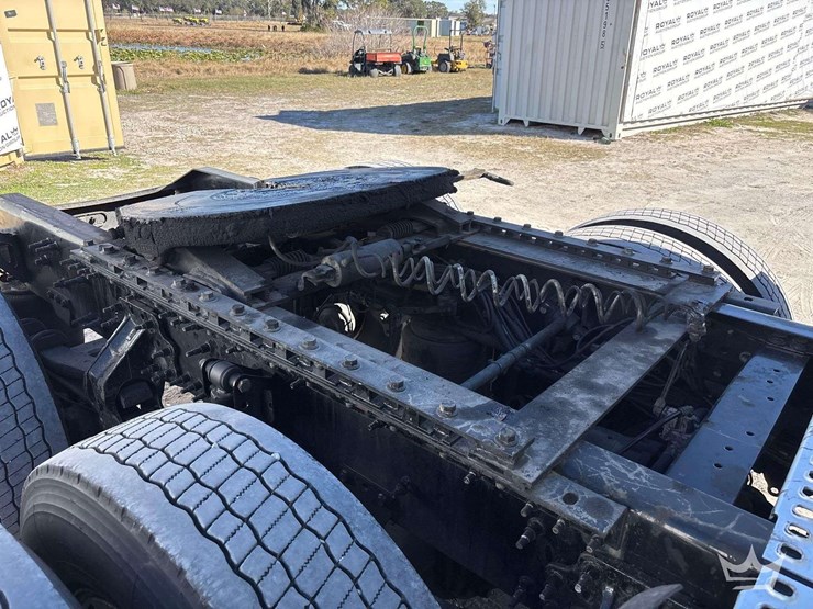 2016-volvo-vnl-t/a-sleeper-cab-truck-tractor-image-14