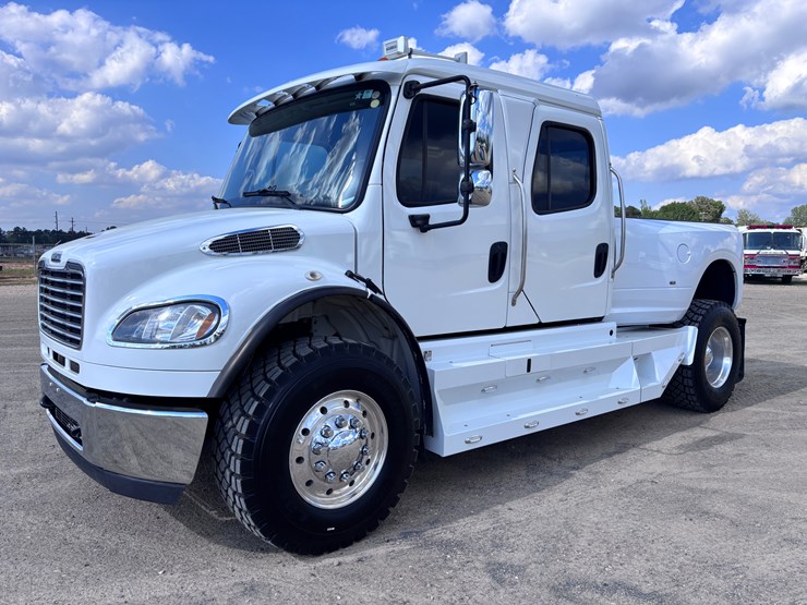 2014-freightliner-m2-106-image-1