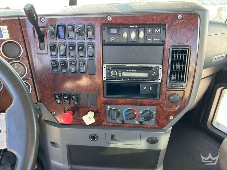 2013-mack-cxu613-t/a-day-cab-truck-tractor-image-18