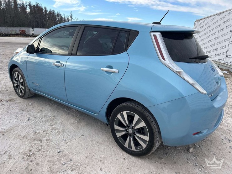2015-nissan-leaf-hatchback-image-4