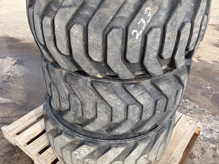 5-14-17.5-skidloader-tires-image-3