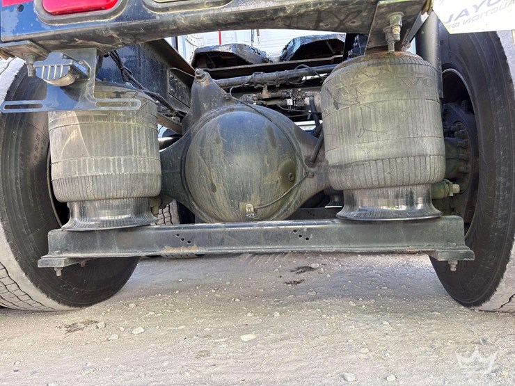 2016-volvo-vnl-t/a-sleeper-cab-truck-tractor-image-45