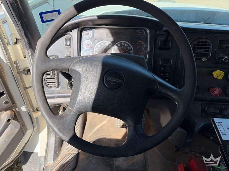 2016-freightliner-108sd-image-14