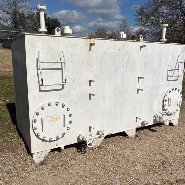 #8056 • SQUARE METAL TANK