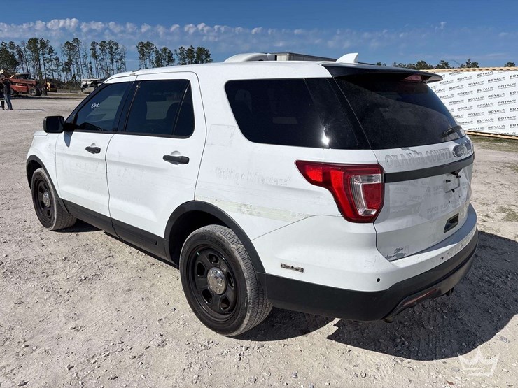 2016-ford-explorer-image-4