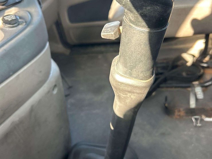 2013-freightliner-cascadia-125-image-21