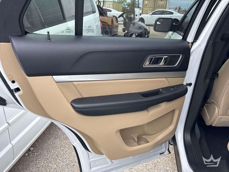 2016-ford-explorer-image-19