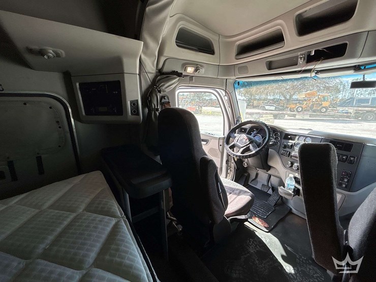 2019-peterbilt-579-image-21