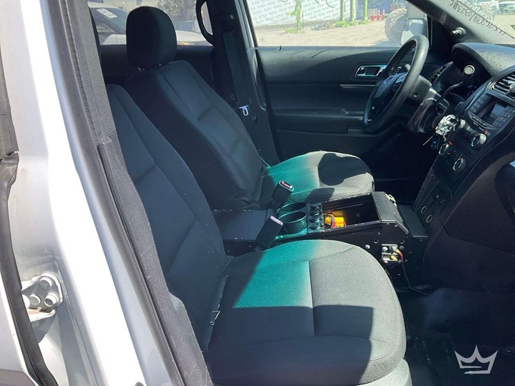 2016-ford-explorer-image-28