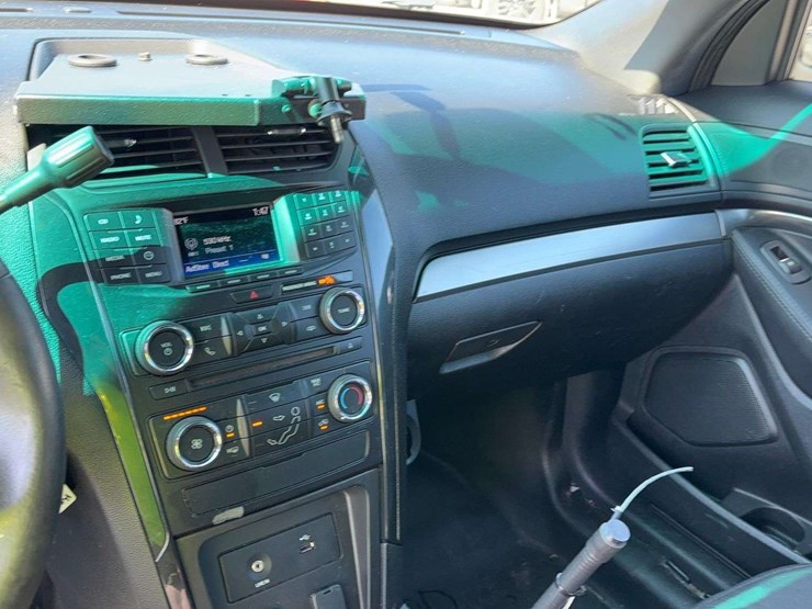 2017-ford-explorer-image-16