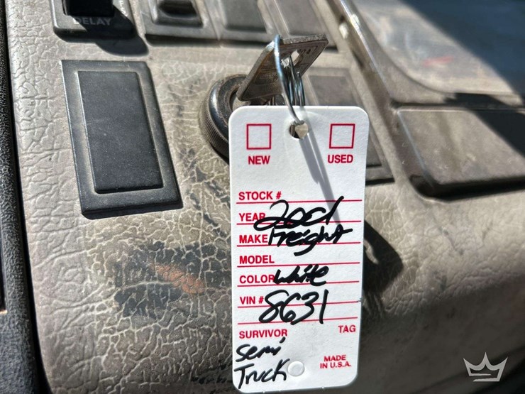 2001-freightliner-fl112-image-30