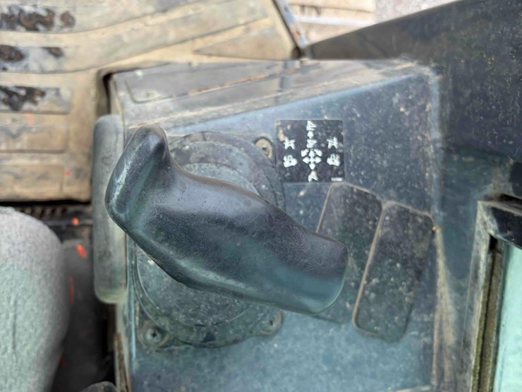 2005-deere-650j-xlt-image-12