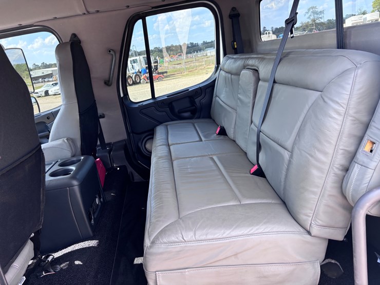 2014-freightliner-m2-106-image-13