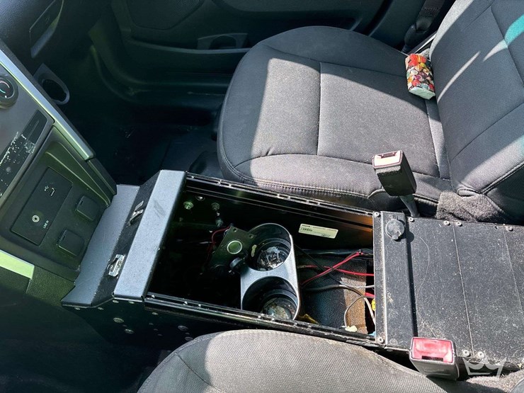 2015-ford-explorer-image-16