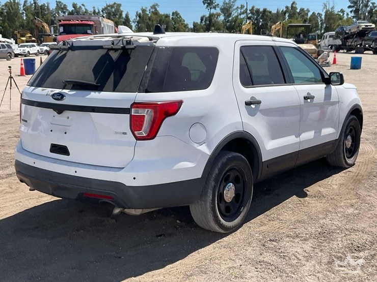 2016-ford-explorer-image-3