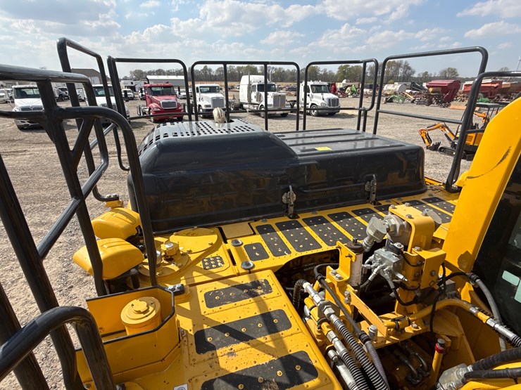 2023-komatsu-pc210-image-34