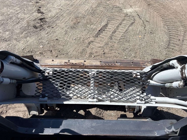 2011-takeuchi-tl250-image-14