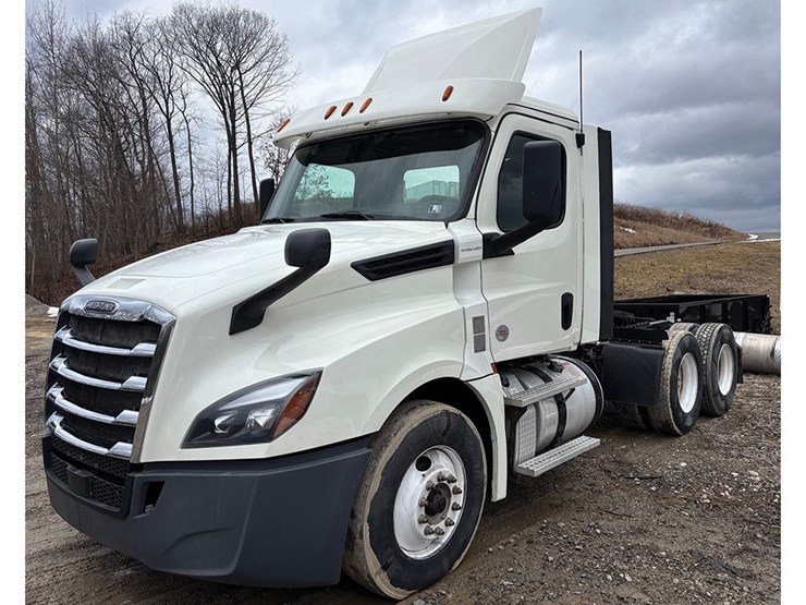 2018-freightliner-cascadia-126-image-2