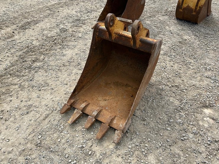 john-deere-24"-excavator-bucket-image-2