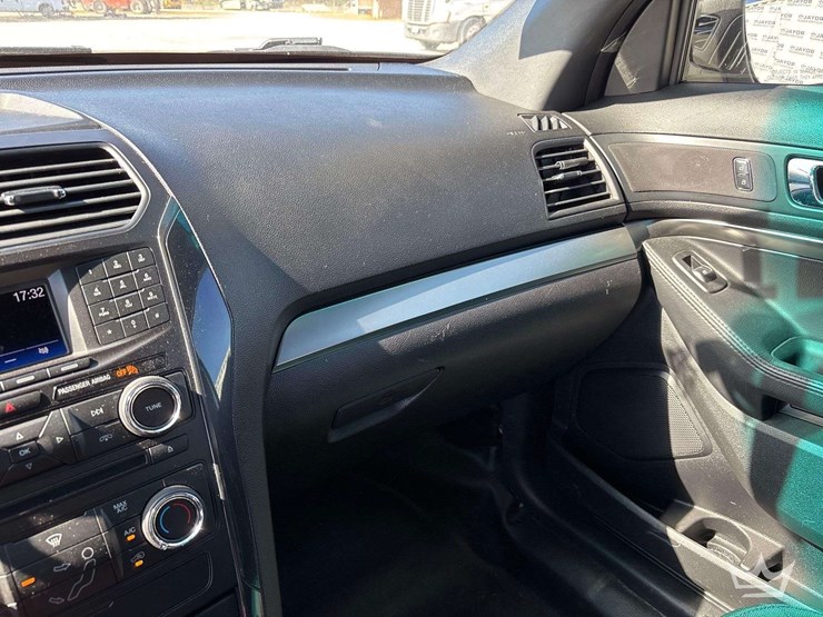 2016-ford-explorer-image-19