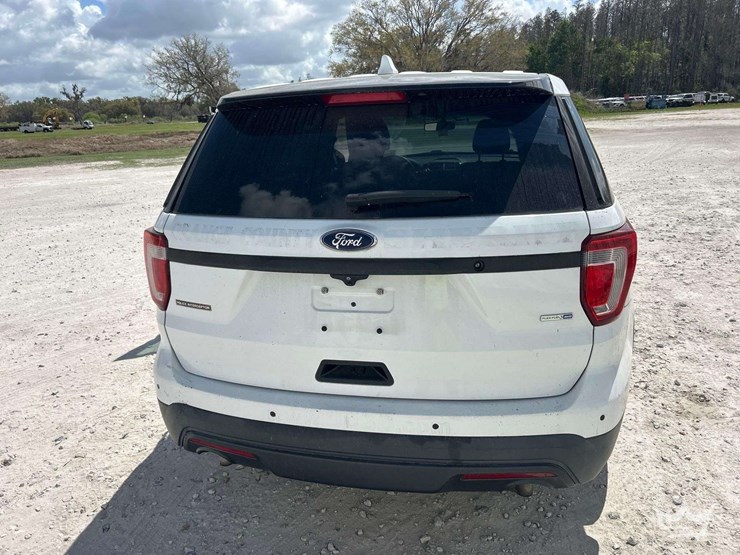 2016-ford-explorer-image-22