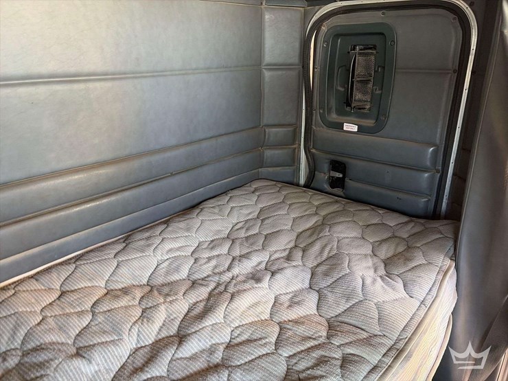 2001-peterbilt-378-image-17