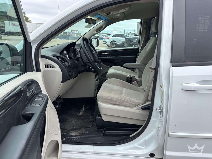 2014-dodge-caravan-image-17