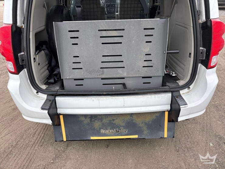 2014-dodge-caravan-image-16