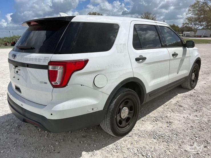 2017-ford-explorer-image-3