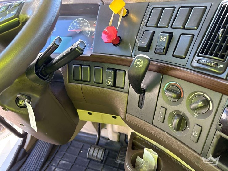 2016-volvo-vnl-t/a-sleeper-cab-truck-tractor-image-23