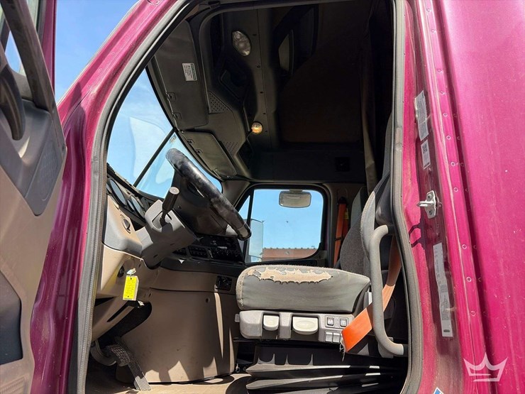 2018-freightliner-cascadia-125-image-11