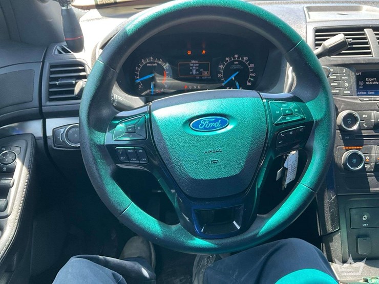 2016-ford-explorer-image-15