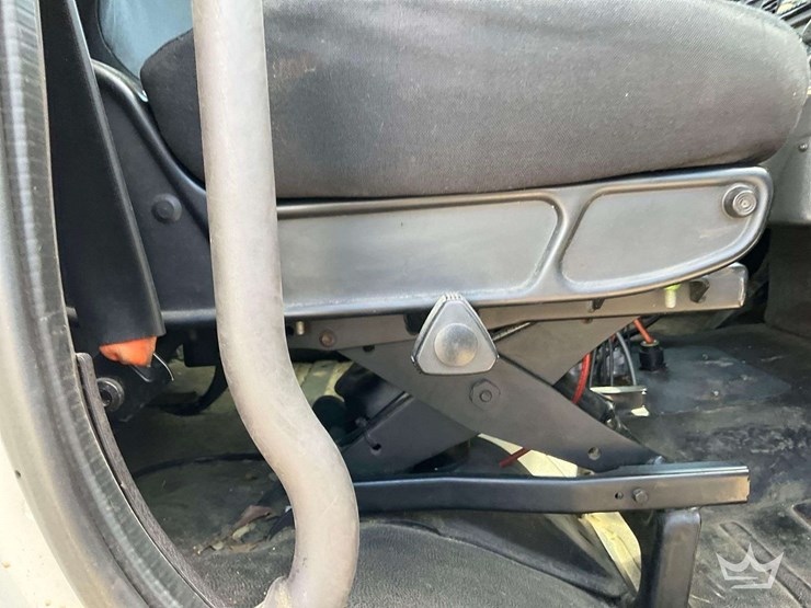 2018-freightliner-m2-106-image-27