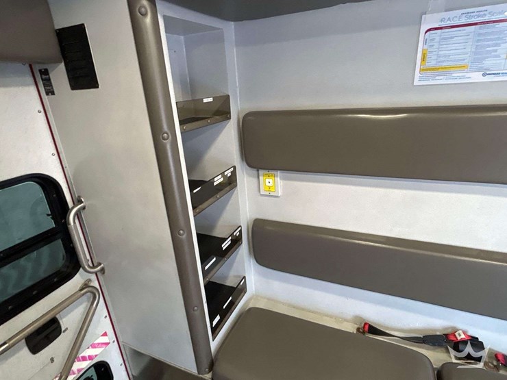 2016-freightliner-m2-106-image-32