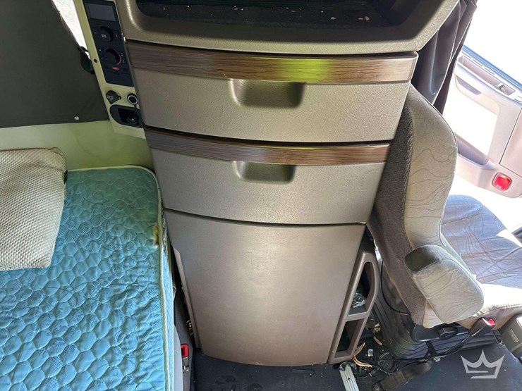 2016-volvo-vnl-t/a-sleeper-cab-truck-tractor-image-39