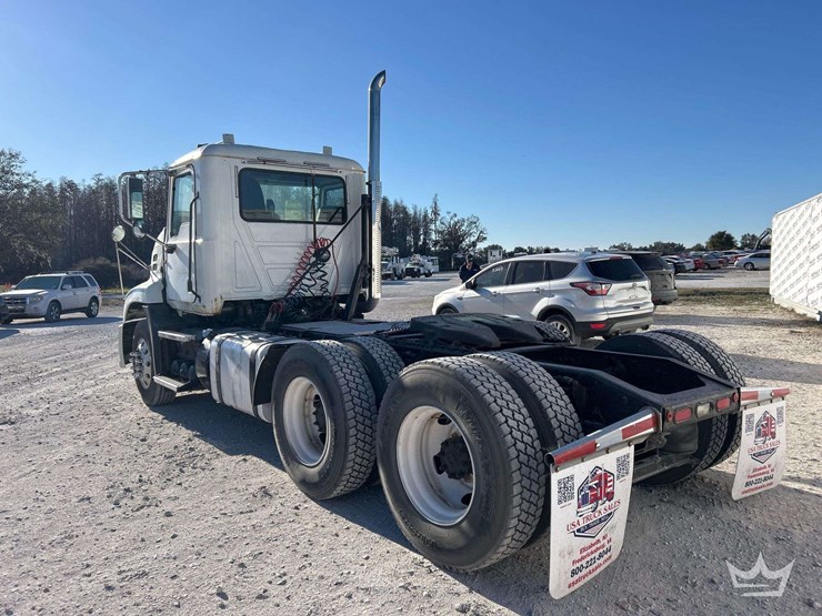 2013-mack-cxu613-t/a-day-cab-truck-tractor-image-4