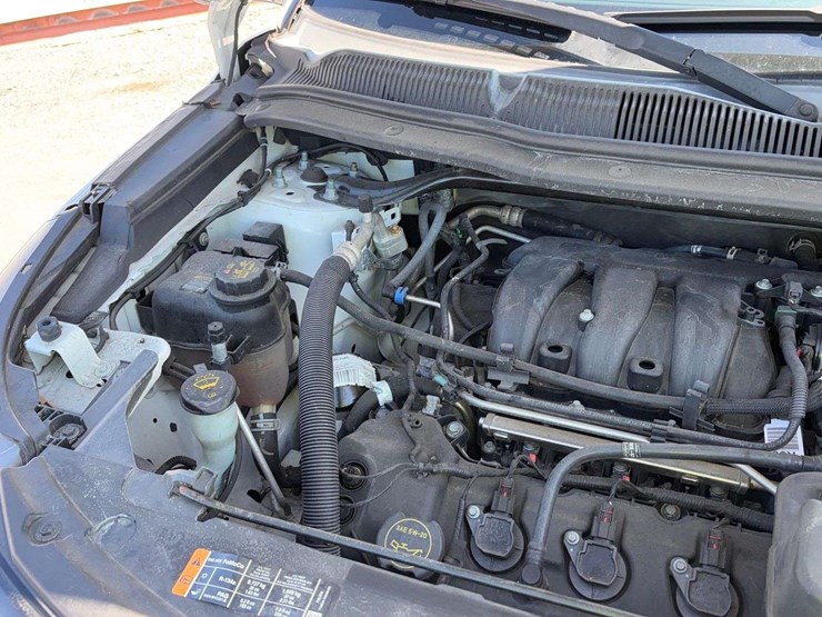 2015-ford-explorer-image-21