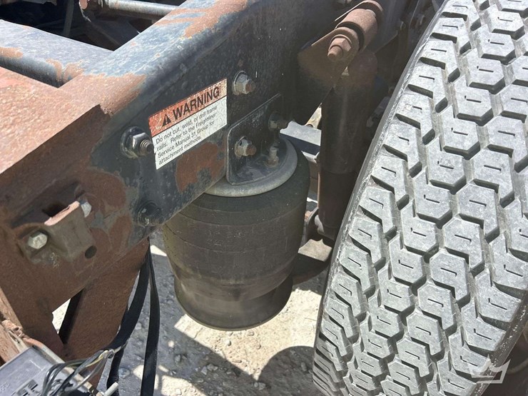 2001-freightliner-fl112-image-25