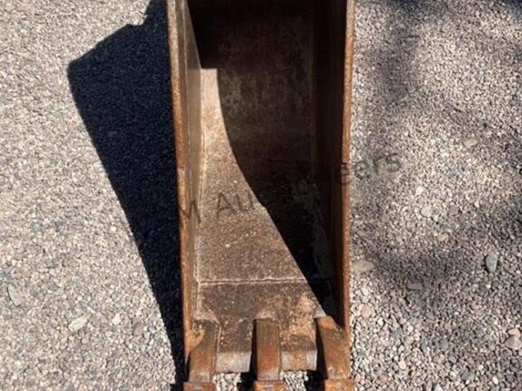 12in-cp-backhoe-bucket-image-4